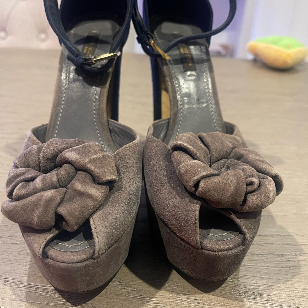 Louis Vuitton Platform Heels. In great condition. Authentic and beautiful - Picture 4 of 4